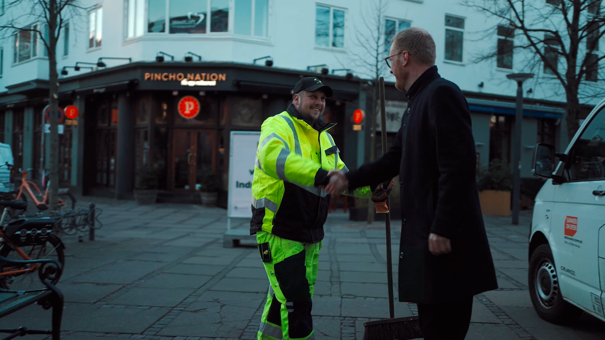 Nicolai With har fejet gaderne i København i ti år. Han elsker sit arbejde, men han kan ikke forestille sig at gøre det i 37 år mere. Det slider. Og det mærkes.